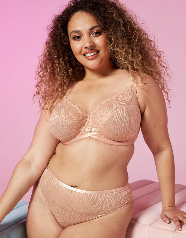 Model wears a size 32G
