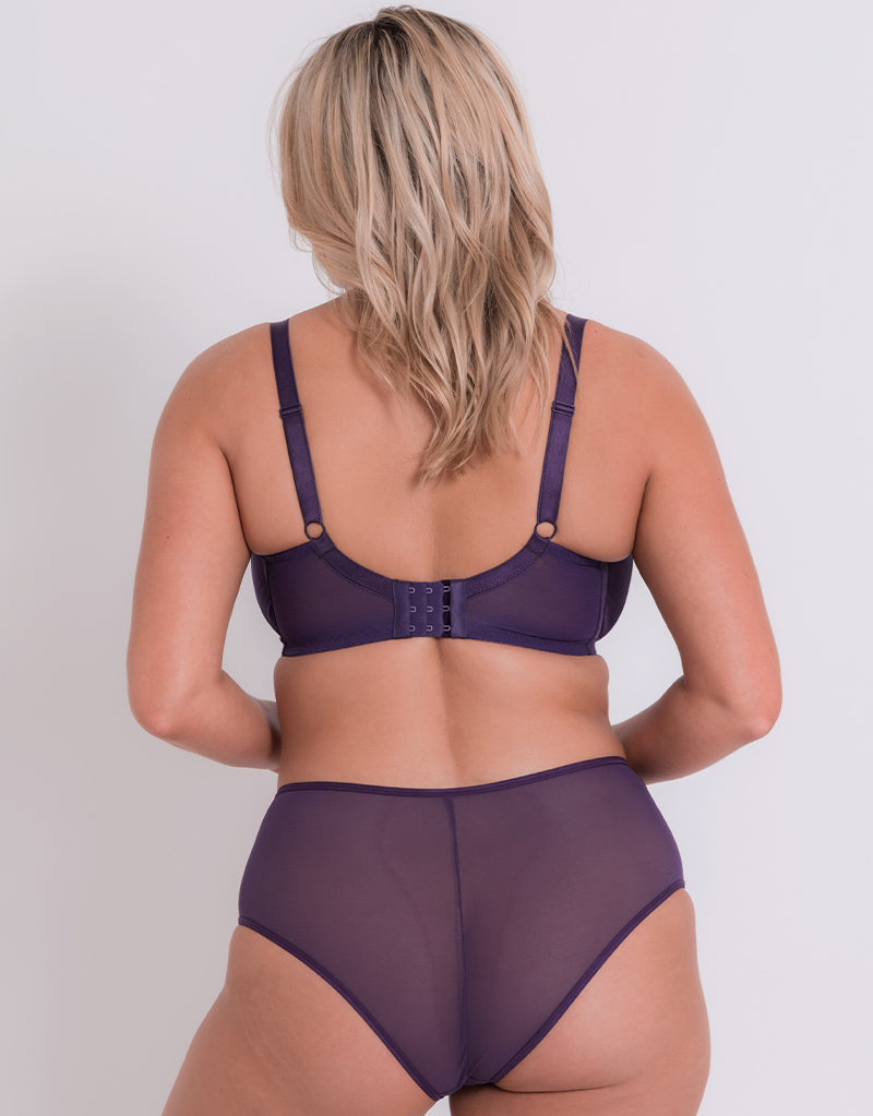 A stunning peek-a-boo detail in the @curvykate Victory gives this